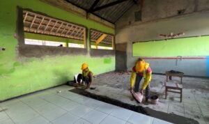 Hidupkan Ekonomi Keluarga, Revitalisasi SMPN 3 Jiken oleh Pemerintah Buka Lapangan Kerja Bagi Warga Sekitar