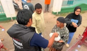 Tegaskan Tak Boleh Ada Warga Berjuang Sendirian, Kader Partai Presiden Prabowo Salurkan Bantuan Pangan untuk Lansia Sakit.ist3